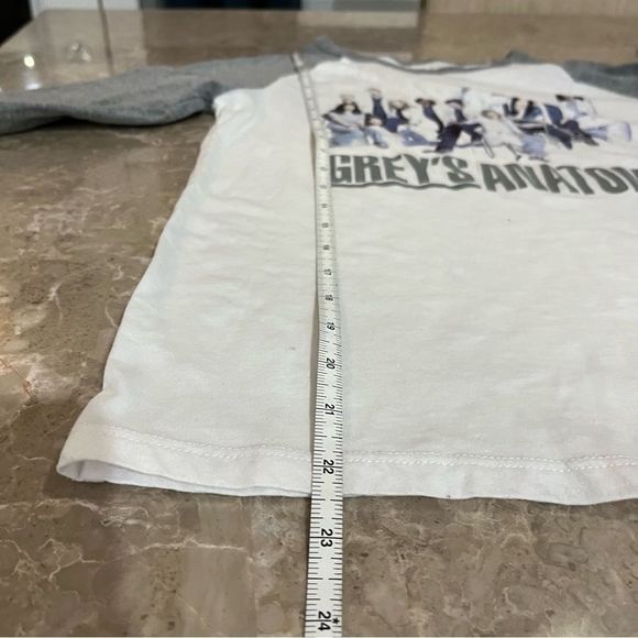Greys Anatomy white with grey 3/4 sleeves size small - Picture 5 of 7